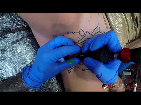 ❤️ Tsis tshua muaj tattooed hottie Sully Savage tau txais tattoo ntawm nws clitoris ️ porno ntawm peb ib